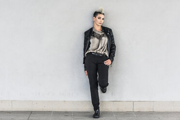 Portrait of punk woman leaning against a wall - GIOF04421