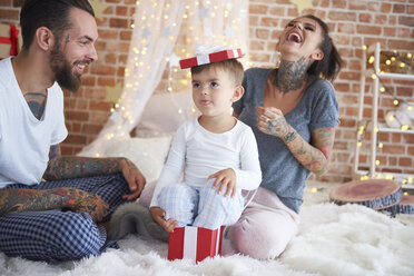 Glückliche Familie, die sich zu Weihnachten im Bett amüsiert - ABIF01039