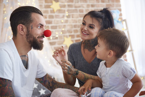 Glückliche Familie, die sich zu Weihnachten im Bett amüsiert - ABIF01046