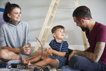 Glückliche moderne Familie beim Schmücken des Hauses für Weihnachten - ABIF01051