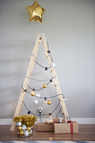 Weihnachtsbaum aus Leitern, lizenzfreies Stockfoto