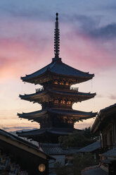 Japan, Kyoto, Gion, Tempel bei Sonnenuntergang - EPF00488