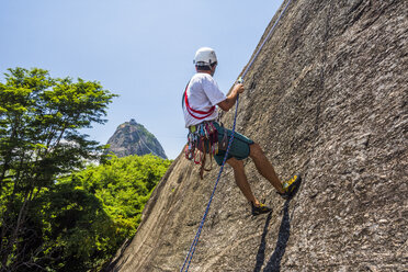 Mann beim Klettern am Morro da Urca, Rio de Janeiro, Brasilien - AURF05442