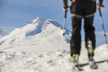 Mann beim Skilanglauf im North Cascades National Park, Washington State, USA - AURF05476