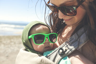Mutter hält ihren kleinen Sohn am Strand - AURF05477