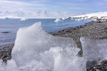 Eisschmelze an einem felsigen Strand, Svalbard - AURF05486