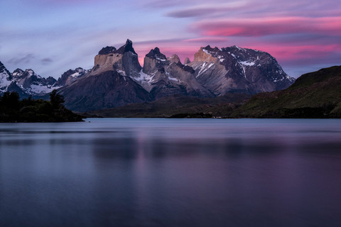 Pehoe-See und Berge bei Sonnenuntergang, Nationalpark Torres del Paine, Patagonien, Chile, lizenzfreies Stockfoto