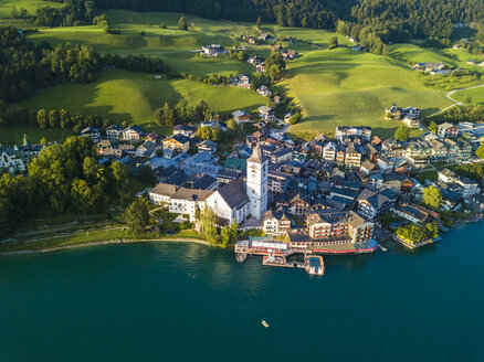 Austria, Salzkammergut, Sankt Wolfgang, Aerial view of Lake Wolfgangsee - JUNF01282