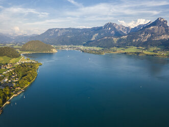 Austria, Salzkammergut, Sankt Wolfgang, Aerial view of Lake Wolfgangsee - JUNF01283