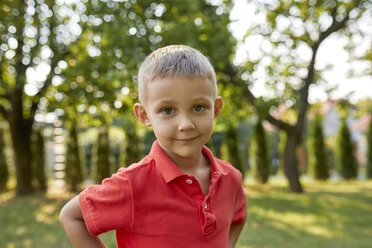 Porträt eines zufriedenen Jungen im Garten - ZEDF01544