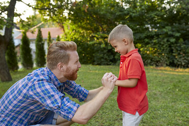 Glücklicher Vater mit seinem Sohn im Garten - ZEDF01553