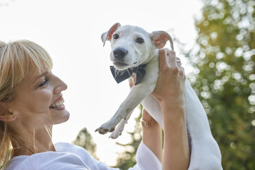 Glückliche Frau mit Hund und Fliege im Freien - ZEDF01555