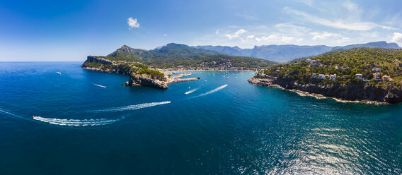 Spanien, Balearische Inseln, Mallorca, Serra de Tramuntana, Port de Soller, Panoramablick - AMF05952