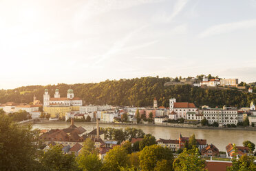 Germany, Bavaria, Passau, View of Fortress Oberhaus, St. Stephen's Cathedral and Inn River - JUNF01284