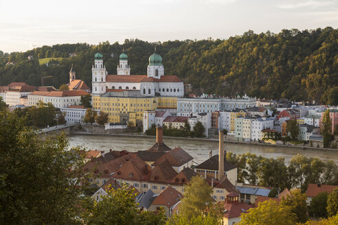 Deutschland, Bayern, Passau, Dom St. Stephan und Inn - JUNF01285