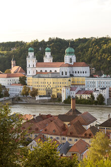 Deutschland, Bayern, Passau, Dom St. Stephan und Inn - JUNF01286