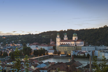 Deutschland, Bayern, Passau, Stephansdom und Inn am Abend - JUNF01287