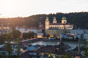 Germany, Bavaria, Passau, St. Stephen's Cathedral and Inn River in the evening - JUNF01288