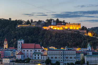 Deutschland, Bayern, Passau, Festung Oberhaus am Abend - JUNF01289