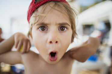 Porträt eines kleinen Jungen, der lustige Gesichter zieht - AZOF00056