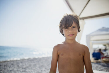 Portrait of tanned boy on the beach - AZOF00057