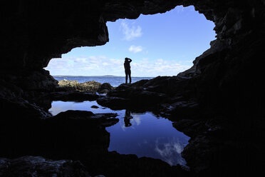 Silhouette einer Person aus der Anemonenhöhle im Acadia National Park - AURF05506