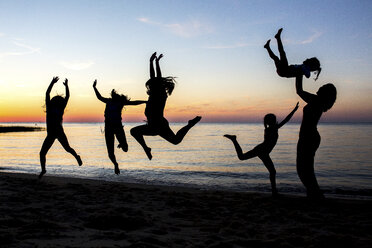Silhouettes of people jumping - AURF05512