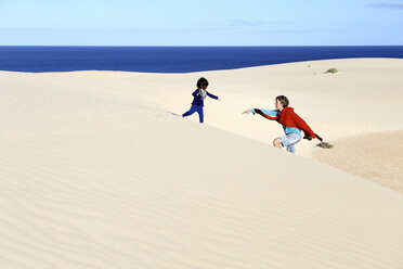 Sand dunes, near Corralejo, Fuerteventura, Canary Islands, Spain, Atlantic, Europe - AURF05518