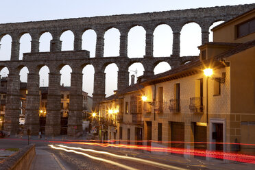 Segovia, Spanien, am alten römischen Aquädukt und am Azoguejo-Platz - AURF05524