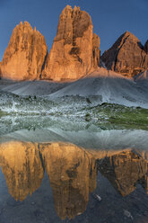 Blick auf die Drei Zinnen in den Dolomiten bei Sonnenuntergang - AURF05526