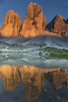 Blick auf die Drei Zinnen in den Dolomiten bei Sonnenuntergang - AURF05526