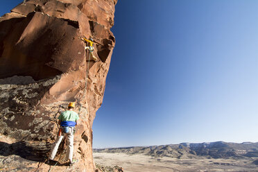 Kletterer auf Sandsteinturm, Naturita, Colorado - AURF05538