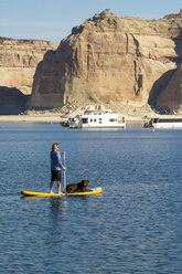 Stand up Paddleboarding auf dem Lake Powell, Glen Caynon National Recreation Area, Page, Arizona. - AURF05595