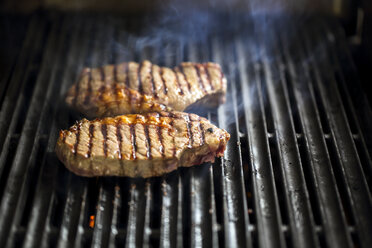 Steak wird auf dem Grill gebraten, Piemont, Italien - AURF05607