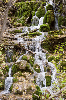 Kleiner Wasserfall in einem Bach - AURF05611