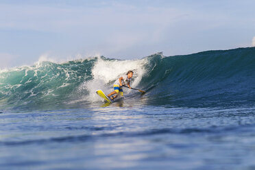 SUP-Surfer auf einer Welle - AURF05613