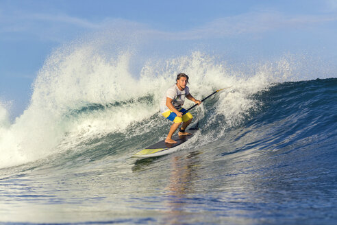 SUP-Surfer auf einer Welle - AURF05614
