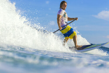 SUP-Surfer auf einer Welle - AURF05615