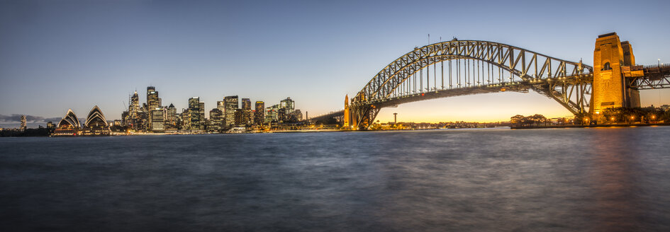 Sydney Harbor Bridge und Stadtsilhouette in Sydney, Australien - AURF05619