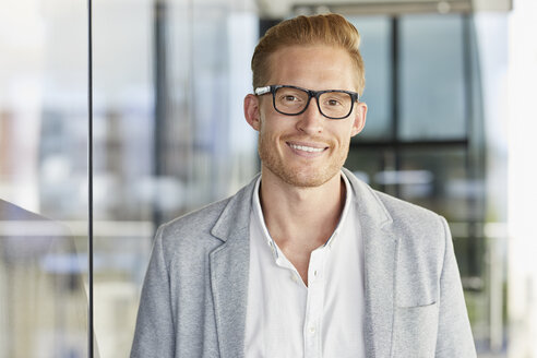 Portrait of smiling redheaded businessman wearing glasses - RBF06724