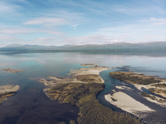 Schweden, Abisko, Luftaufnahme des Sees Tornetraesk - RSGF00011