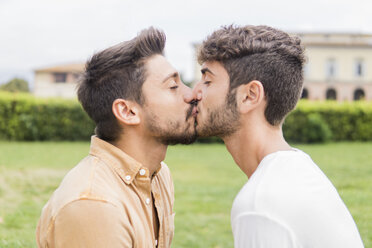 Küssendes junges schwules Paar - FBAF00054