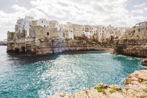 Italy, Puglia, Polognano a Mare, view to historic old town - FLMF00032