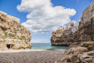 Italien, Apulien, Polognano a Mare, Blick vom Strand zum Horizont - FLMF00036