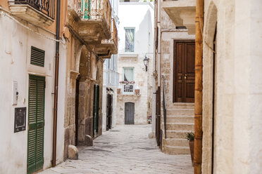 Italy, Puglia, Polognano a Mare, narrow alley at historic old town - FLMF00041