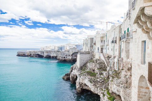 Italien, Apulien, Polognano a Mare, Blick auf die historische Altstadt am Meer - FLMF00044