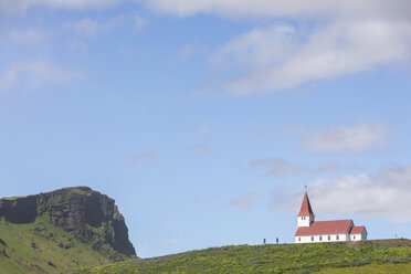 Island, Südliche Region, Vik, Kirche oberhalb des Dorfes Vik - MMAF00554