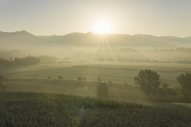 Italien, Toskana, Borgo San Lorenzo, Sonnenaufgang über ländlicher Landschaft - FBAF00095