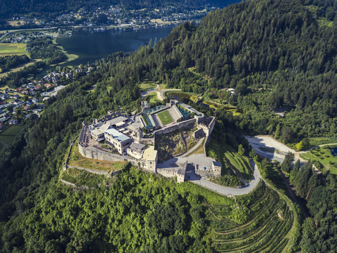 Österreich, Kärnten, Ossiacher Tauern, Villach, Schloss Landskorn über St. Andrae, Ossiacher See, lizenzfreies Stockfoto