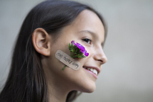 Porträt eines lächelnden Mädchens mit Blumenkopf auf der Wange - PSTF00200